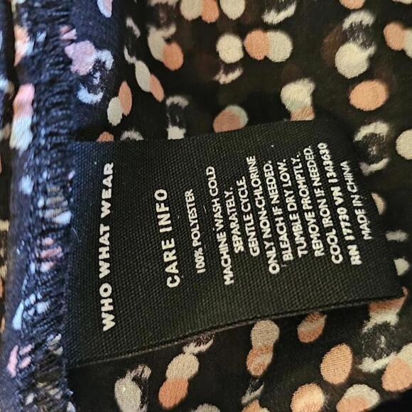 Chic Black Floral Blouse with Ruffled Sleeves - Picture 5 of 5